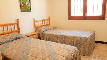 Deux chambres à coucher avec placards.