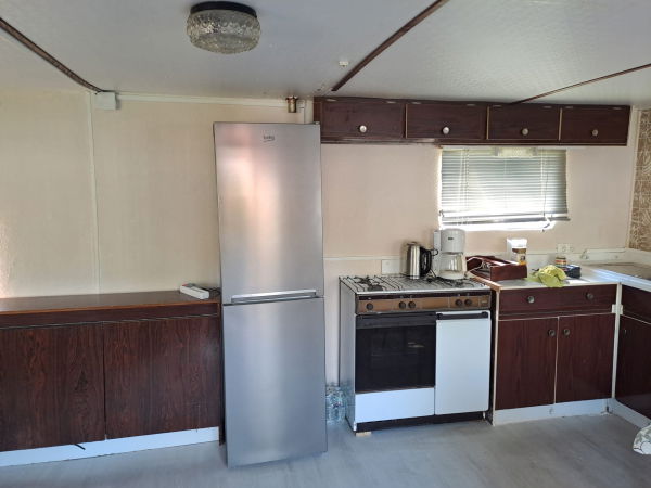 Cuisine avec frigidaire et gaziniere