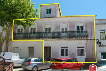 Immeuble centenaire avec rez-de-chaussée, premier étage et grenier - Nazaré