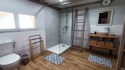 Salle de bain privée de la chambre mansardée à l'étage