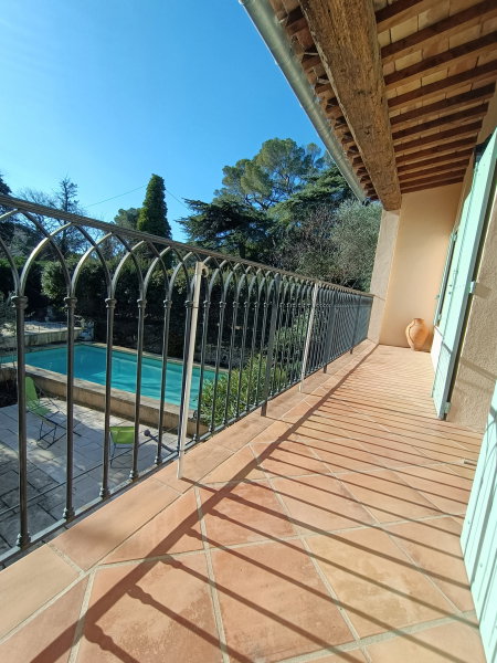 En plus des terrasses, il y a un balcon avec vue sur la piscine.