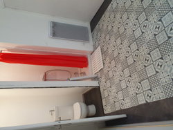 Pièce du milieu avec WC et douche