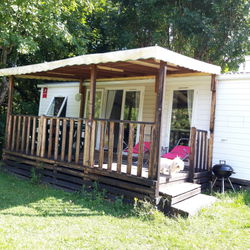 Mobil home devant le lac