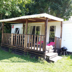 Mobil home devant le lac