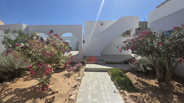 Villa / Salon / Cuisine / Chambre / Chambre2 / Jardin