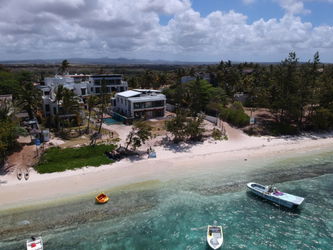 Vente magnifique penthouse pieds dans l’eau belle mare ile maurice&lt;br&gt;