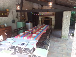 Un grand espace couvert avec cheminée pour des moments conviviaux entre amis.