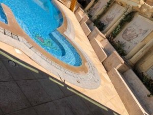 Location pour les saisons estivales 1 villa piscine pieds dans l&#039;eau