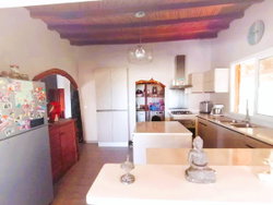 cuisine équipée villa, vue piscine/jardins/océan