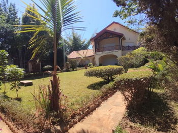 Location Ivandry VILLA ETAGE F6 JARDIN PISCINE 3 MINUTES L4EPFD Madagascar