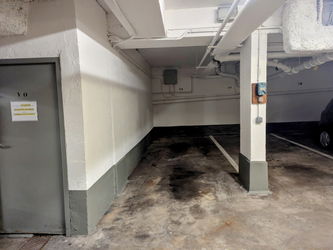 De face. Bien isolé par 2 murs.