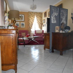 A l'étage : d'un appartement de type T3 : 80 m² + terrasse 60 m²
