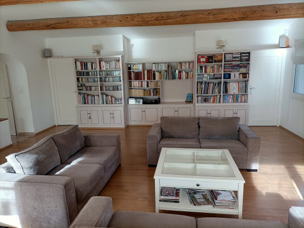 Une belle bibliothèque agrémente le salon