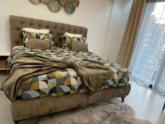 Chambre principale avec balcon et salle de bain