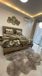Chambre principale avec balcon et salle de bain