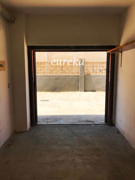 > Convient à un véhicule de petite/moyenne taille  > Dimensions approximatives: 3,8m de long x 1,9m de large x 1,9m de haut  > Superficie: 12m²  > Année de construction: 1985  > Emplacement: Quartier résidentiel de Santa Margarita, à environ 550m de la mer et à 2km de Roses