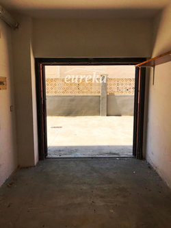> Convient à un véhicule de petite/moyenne taille  > Dimensions approximatives: 3,8m de long x 1,9m de large x 1,9m de haut  > Superficie: 12m²  > Année de construction: 1985  > Emplacement: Quartier résidentiel de Santa Margarita, à environ 550m de la mer et à 2km de Roses