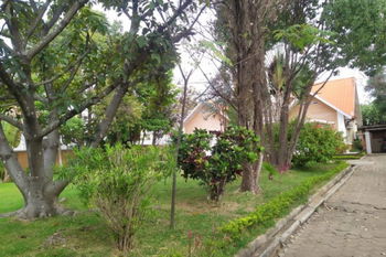 Annonce location IVANDRY GRANDE VILLA JARDIN ARBORE 1400 M² DANS LOTISSEMENT BONNET 1 MINUTE DES ECOLES Antananarivo