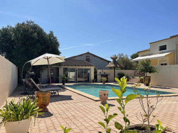 Vue arrière de l'ensemble piscine
