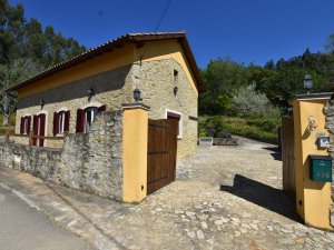 Maison en pierre de 5 chambres avec jardin et parking - centre du Portugal