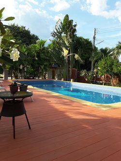 Vue du Bungalow avec sa petite terrasse extérieure