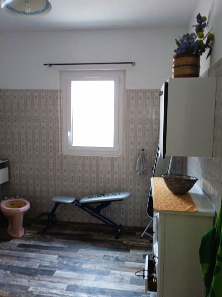 une grande piece à l étage avec une salle de bain et wc