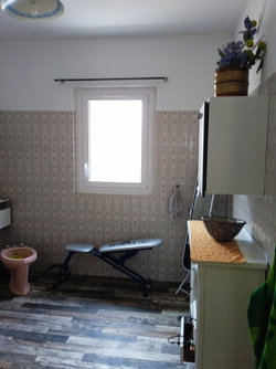 une grande piece à l étage avec une salle de bain et wc