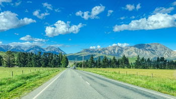 une route de campagne avec un beau ciel bleu
