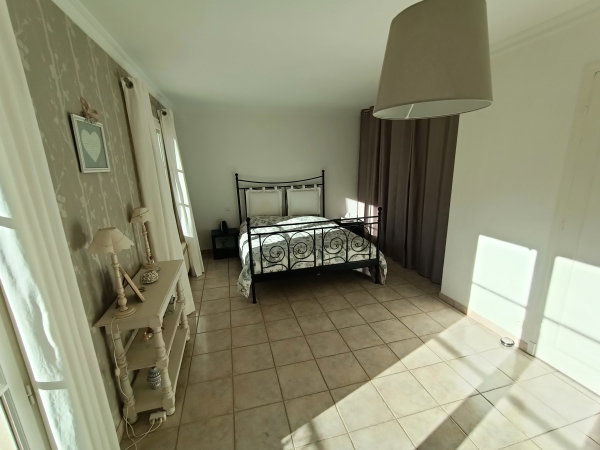 Grande chambre avec placards donnant sur un balcon vue sur la piscine !