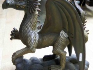 statue dragon bois peint H 52 cm Sedan Ardennes