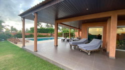 Terrasse vue sur piscine