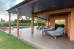 Terrasse vue sur piscine