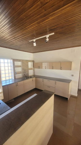 VILLAS/espace avec 2 piscines T6 à AMBATOMIRAHAVAVY