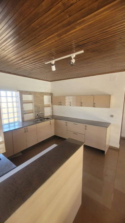 VILLAS/espace avec 2 piscines T6 à AMBATOMIRAHAVAVY