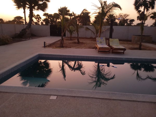 vue piscineet environnement au coucher du soleil