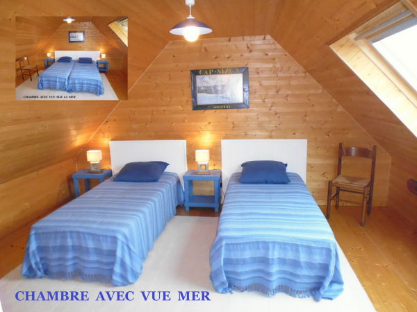 La chambre à l'étage, avec vue sur la mer.