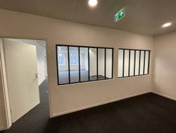 De grands espaces de bureaux