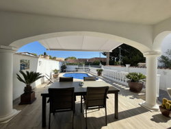terrasse vue jardin et piscine