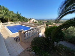 Piscine avec accès a un petit jardin.