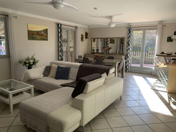 salon ouvert sur la cuisine