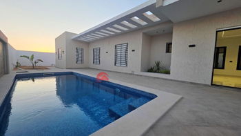 Villa plain-pied avec piscine