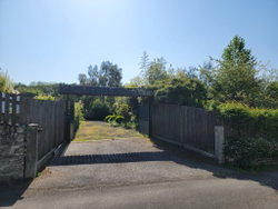 Entrée vue sur terrain arboré