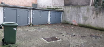 Dernier garage se trouvant dans la cour de l'immeuble
