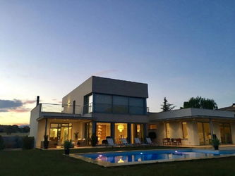 Vues de l'extérieur de la piscine et de la villa