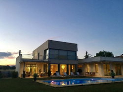 Vues de l'extérieur de la piscine et de la villa