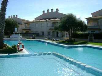 vue piscine et appartement