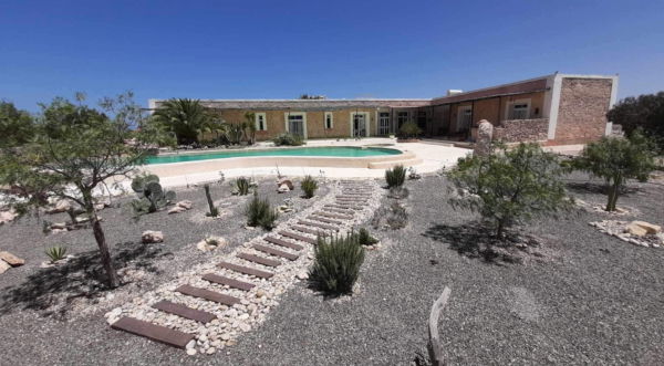 Laissez-vous séduire par la piscine privée et la terrasse pour vos repas conviviaux et vos soirées sous les étoiles.