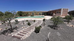 Laissez-vous séduire par la piscine privée et la terrasse pour vos repas conviviaux et vos soirées sous les étoiles.
