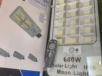 projecteurs et lampadaires solaires