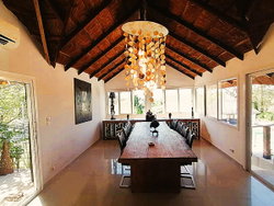 salle à manger villa, vue piscine/jardins/océan